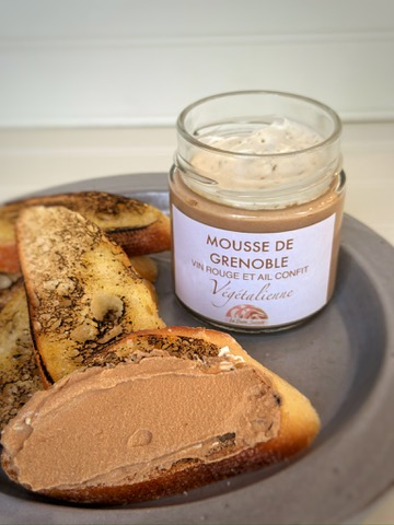 Photo des pots de mousse de noix de grenobles
